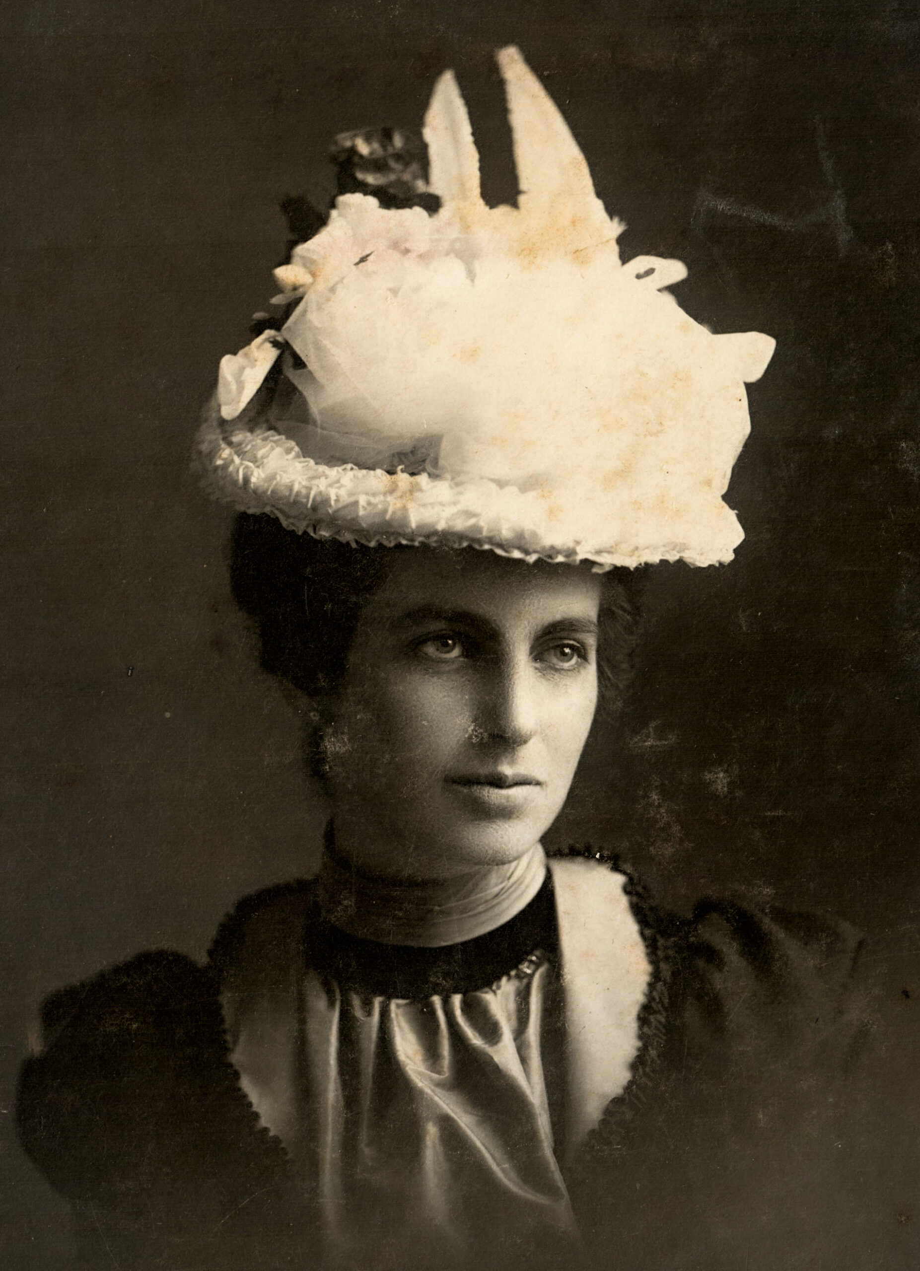 vintage-portrait-of-a-woman-in-elegant-victorian-hat-with-delicate-details-and-soft-expression