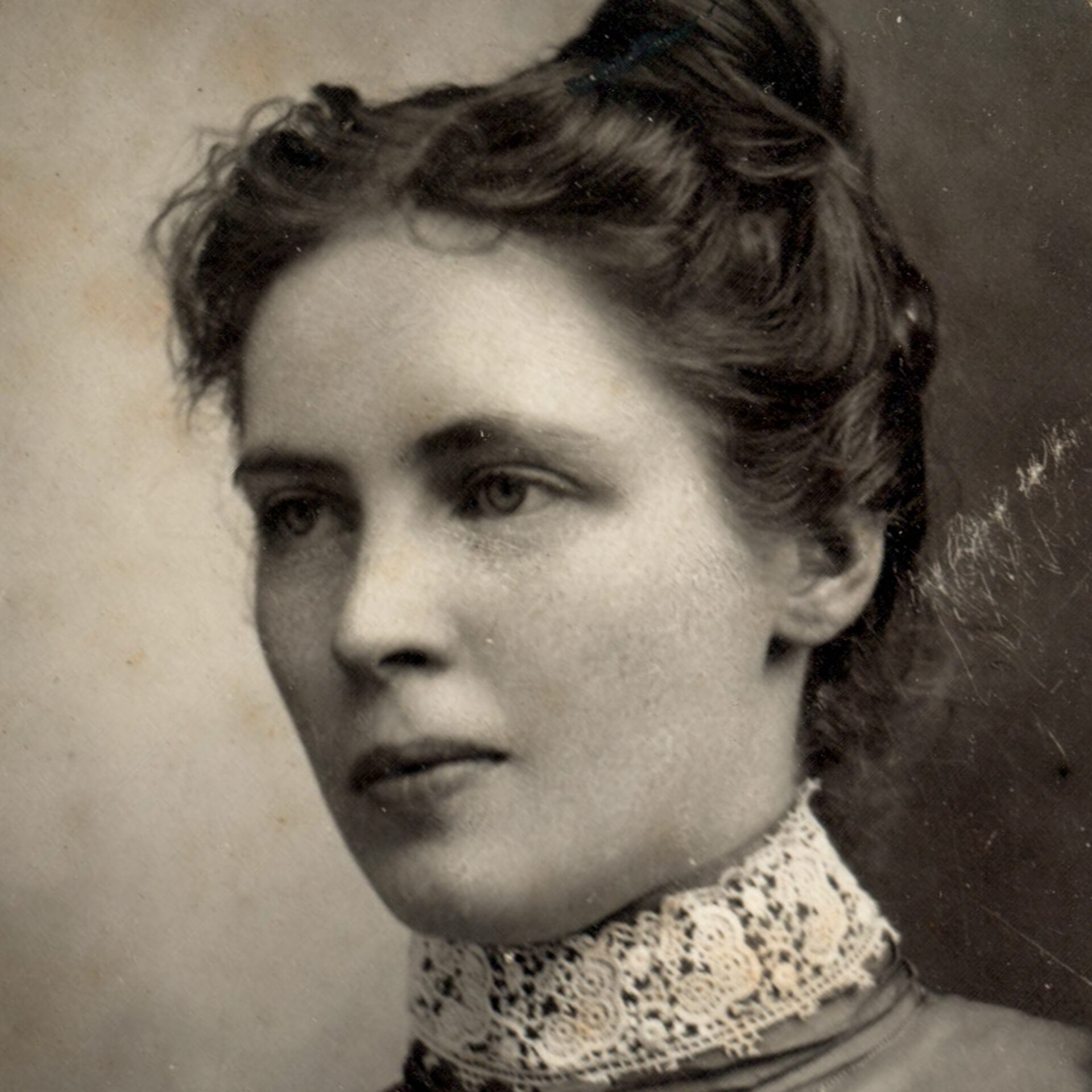 portrait-of-a-woman-in-lace-collar