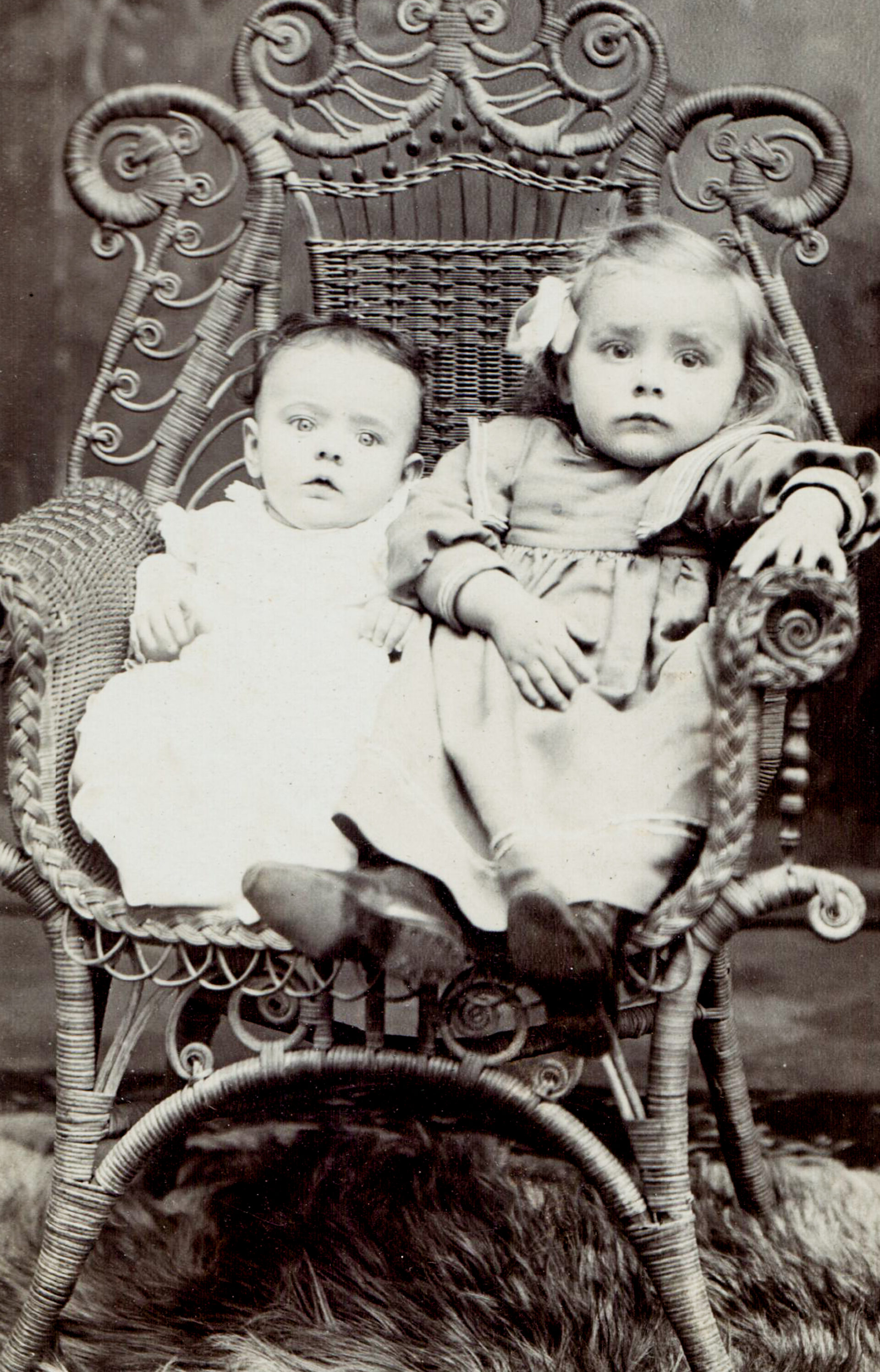 portrait-of-two-toddlers-in-chair