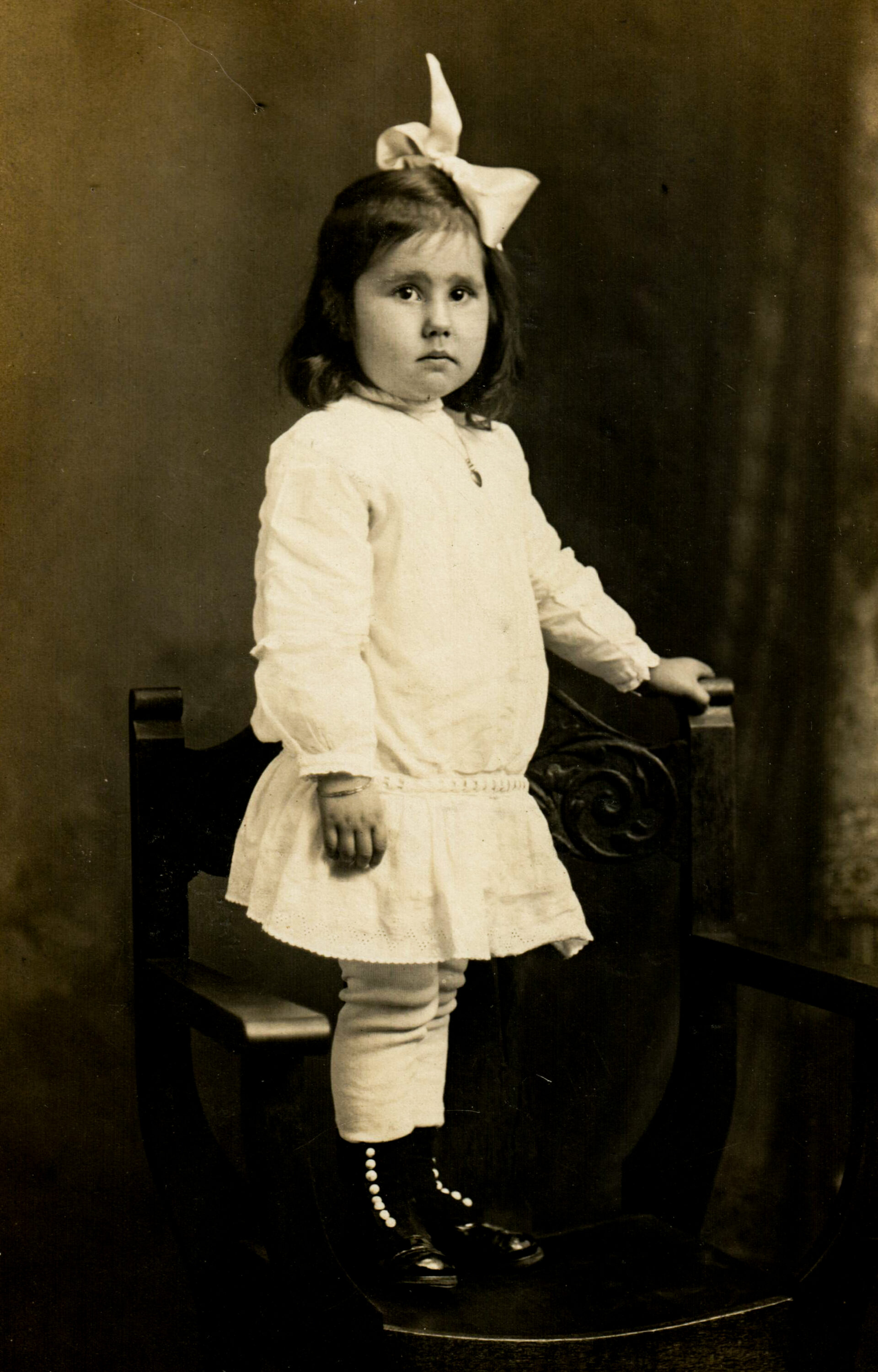 portrait-of-girl-white-dress-large-hair-bow