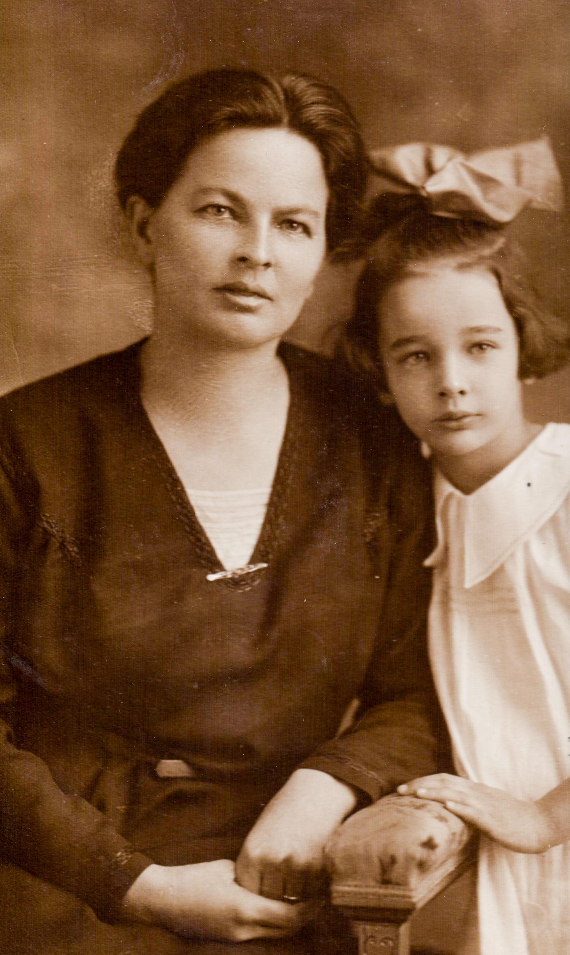 portrait-of-woman-and-girl