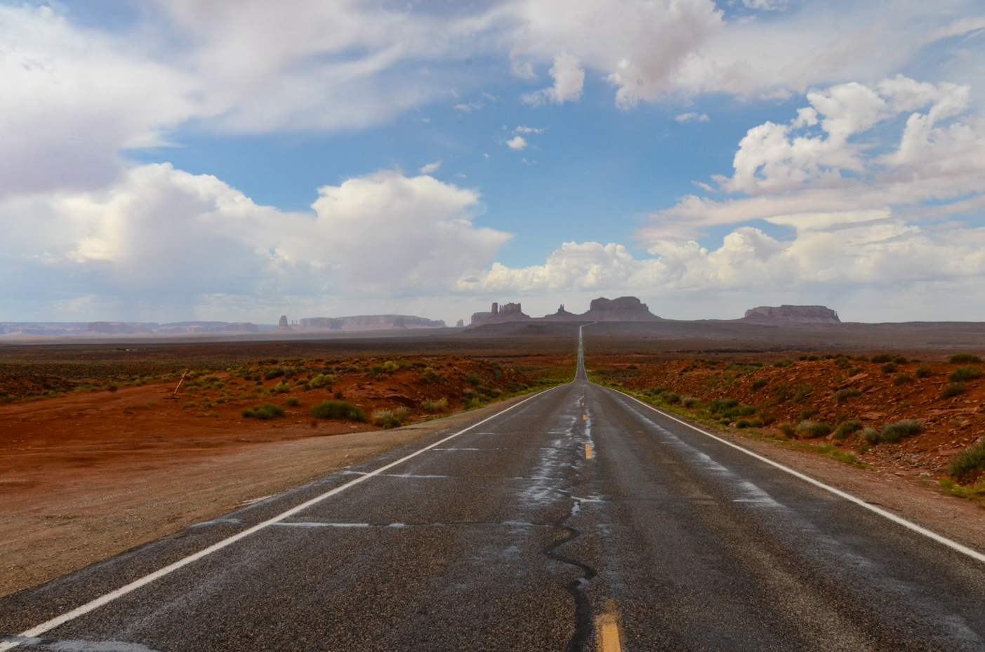 famous-monument-valley-scenic-highway-with-endless-desert-views