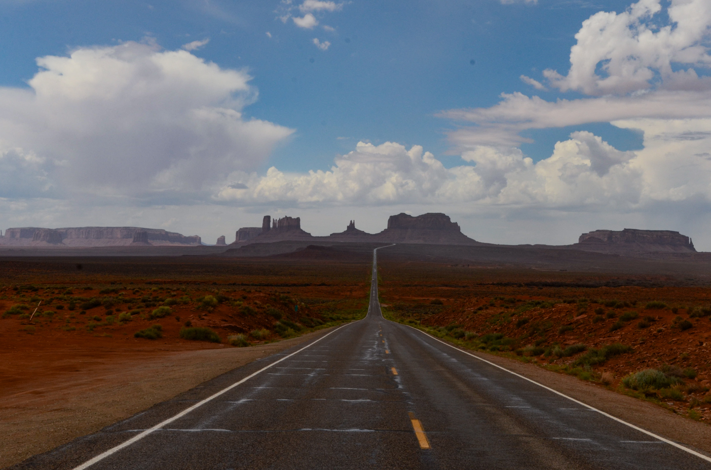 iconic-monument-valley-road-with-breathtaking-desert-panorama