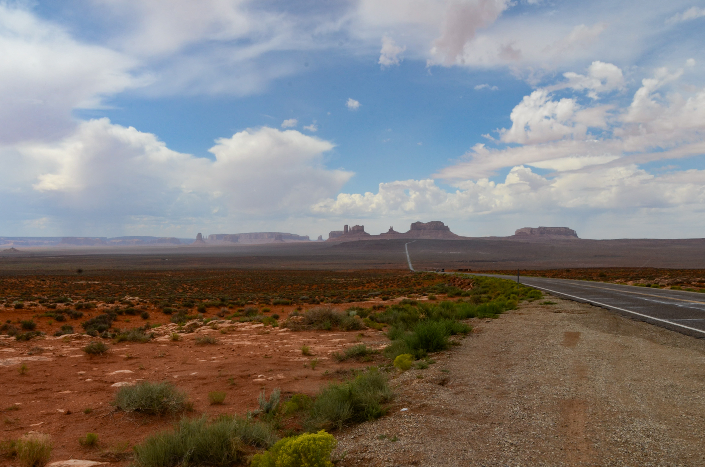 iconic-monument-valley-scenic-drive-with-stunning-desert-landscape