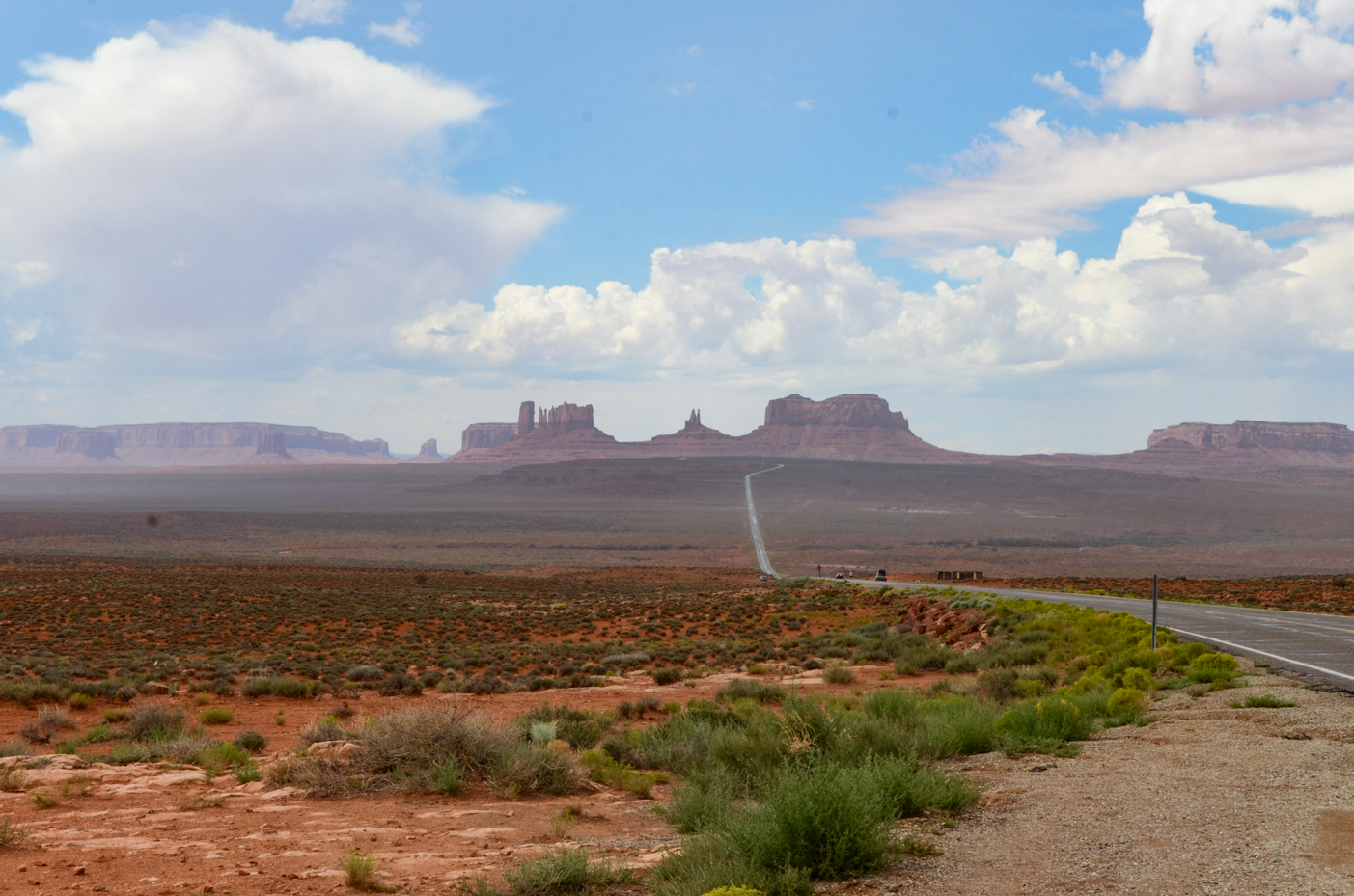 iconic-road-to-monument-valley-with-expansive-desert-views