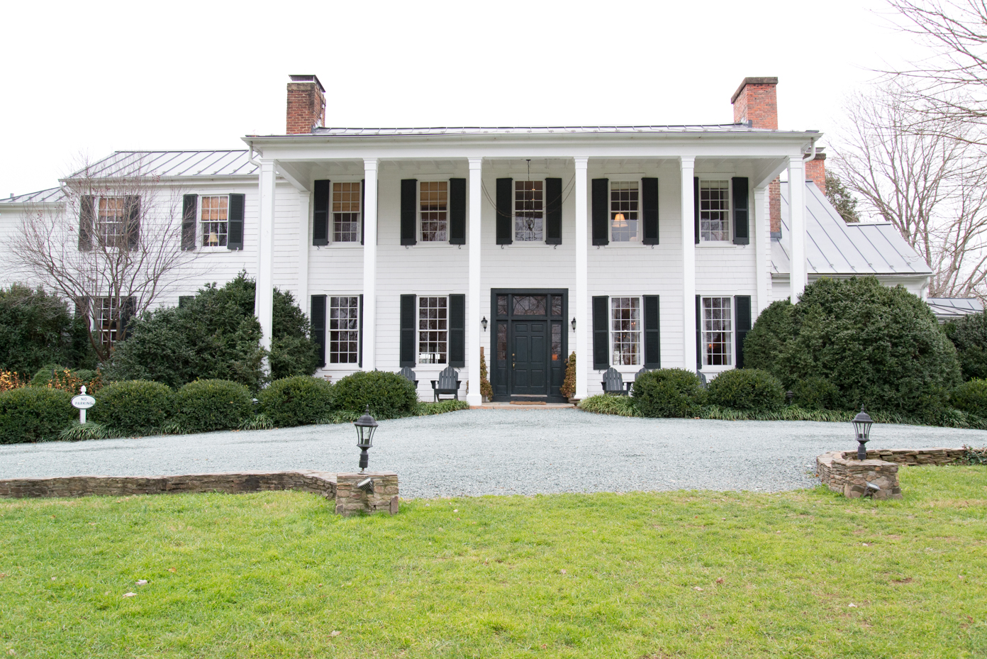 southern-plantation-style-manor-house-with-white-columns-and-black-shutters-classic-virginia-architecture