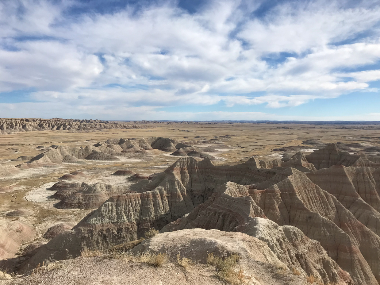 vast-badlands-national-park-vista-with-layered-rock-formations