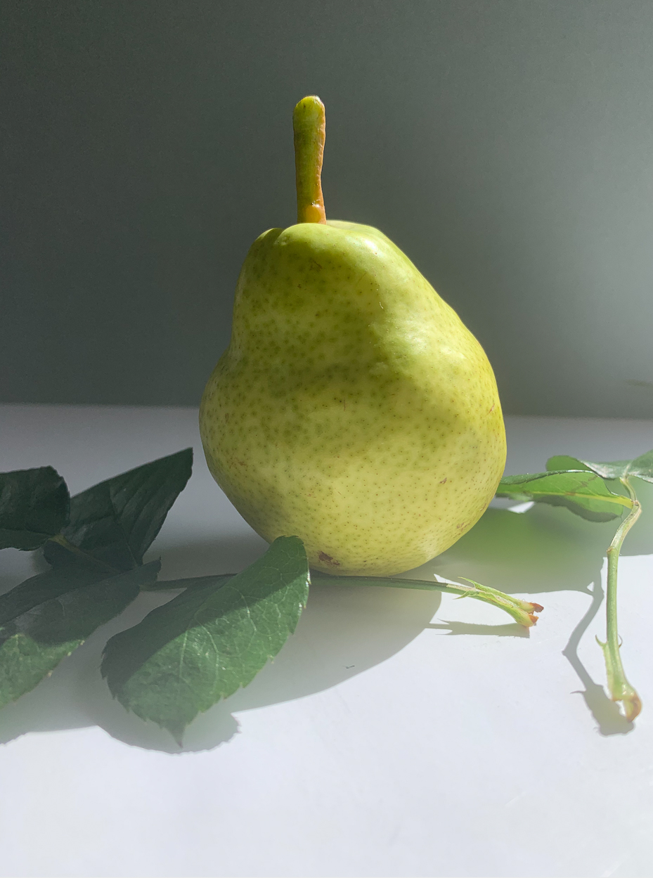 fresh-green-pear-with-leaves-close-up-fruit-photography