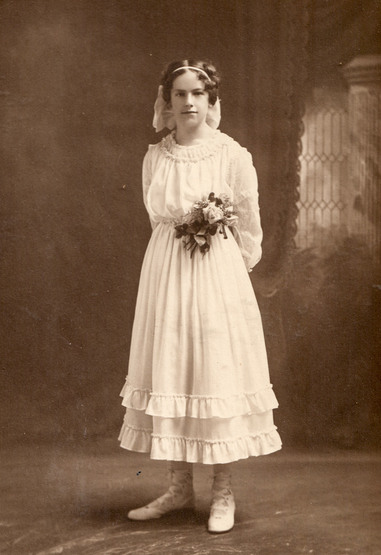 Vintage Portrait of Young Woman in White Dress – Early 20th Century Photography artist reference photo