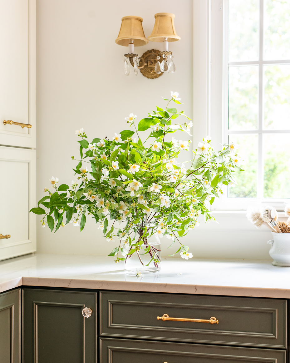 cottage-kitchen-corner-with-jasmine-bouquet-in-clear-vase-artist-reference-photo