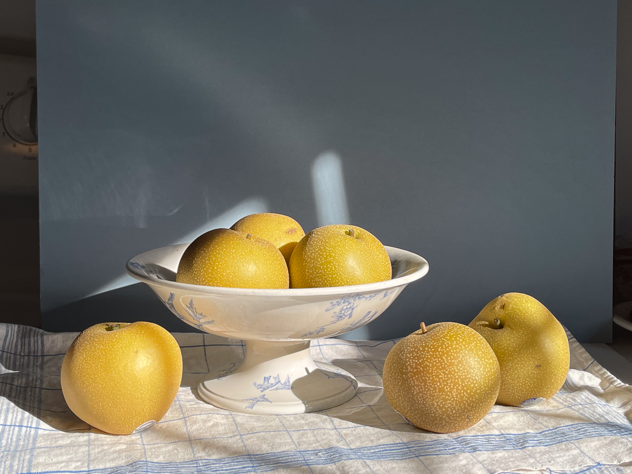 fresh-asian-pears-in-vintage-blue-and-white-pedestal-bowl-with-natural-light