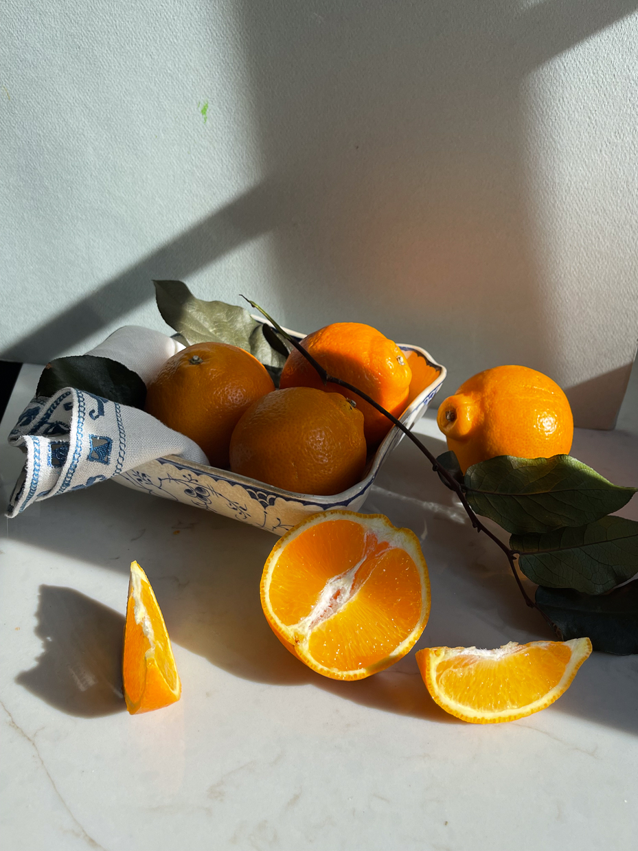 fresh-oranges-on-marble-table-citrus-fruit-still-life-natural-light-photography