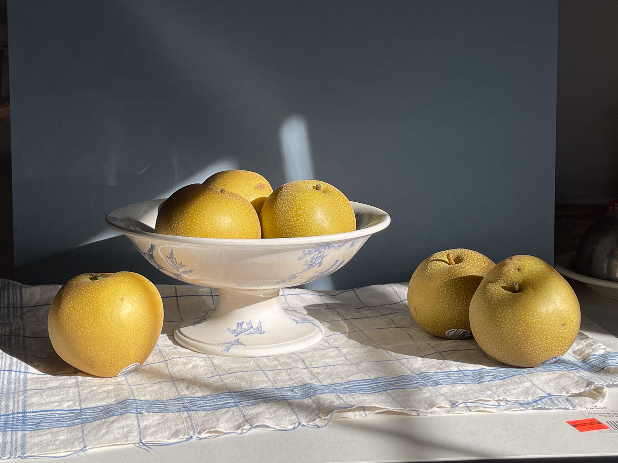 golden-asian-pears-in-antique-blue-and-white-compote-bowl-with-natural-light