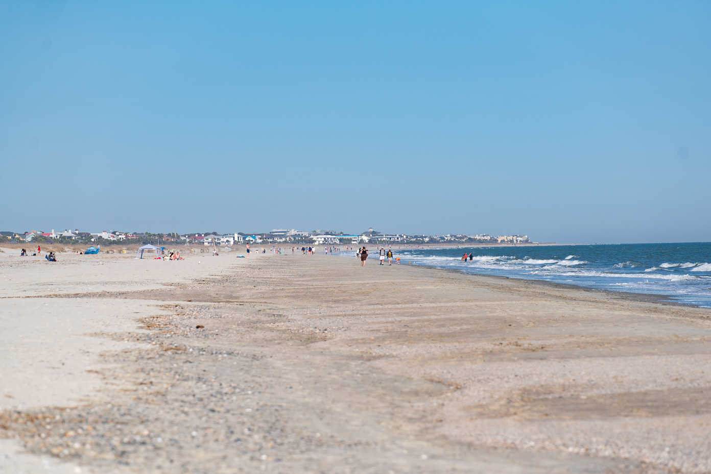 south-carolina-coastline-beachgoers-ocean-view-family-vacation-homes-sunny-day