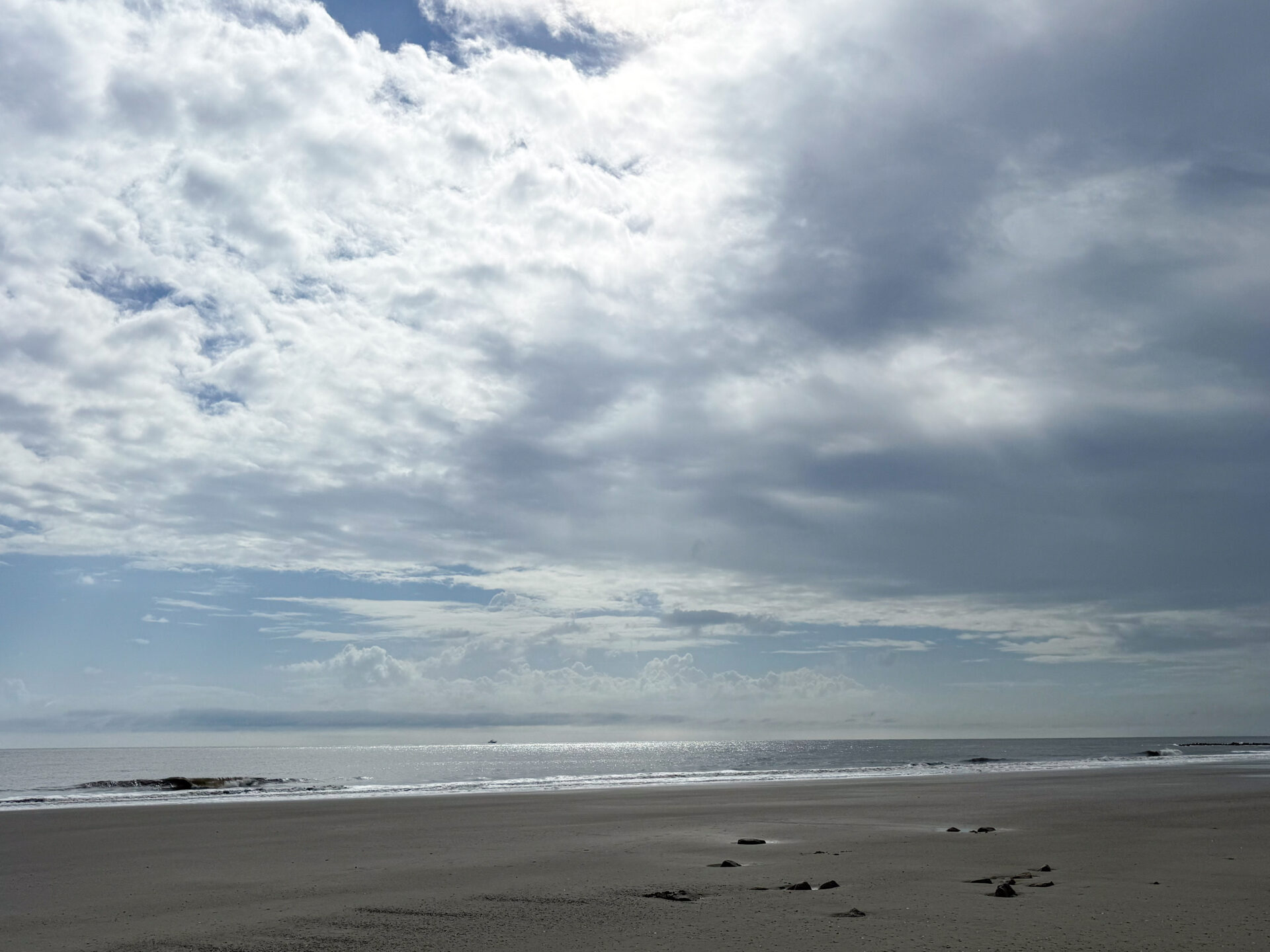 moody-overcast-sky-reflected-on-quiet-beach-shoreline-artist-reference-photo